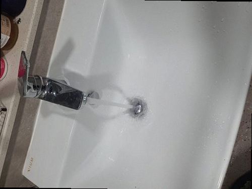 강북구 하수구막힘 배수 상태 확인과 주변 정리를 마친 욕실 바닥